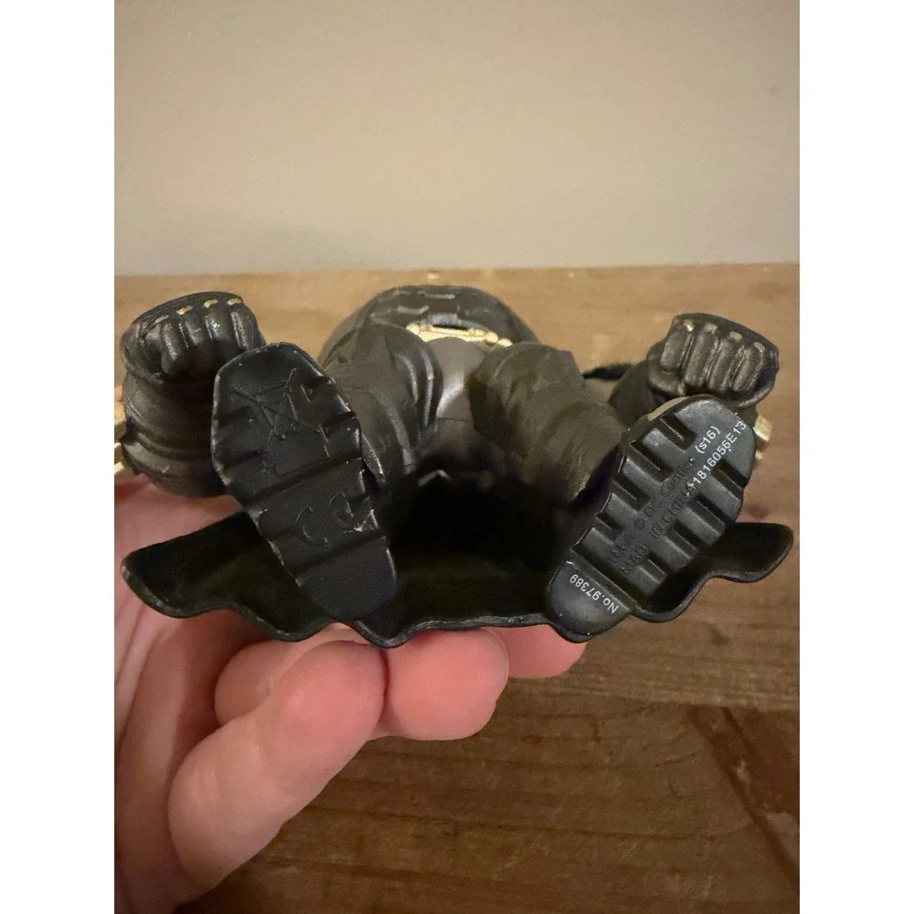 DC Comics Batman v Superman Armored Batman Light‎ Up Eyes Action Figure 2016